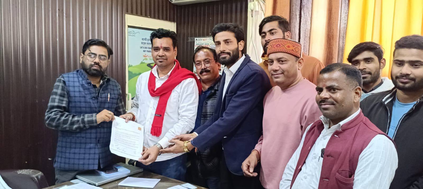 किच्छा के व्यवस्थित विकास हेतु नगर पालिका अधिशासी अधिकारी को वेंडिंग जोन बनाने को लेकर दिया ज्ञापन