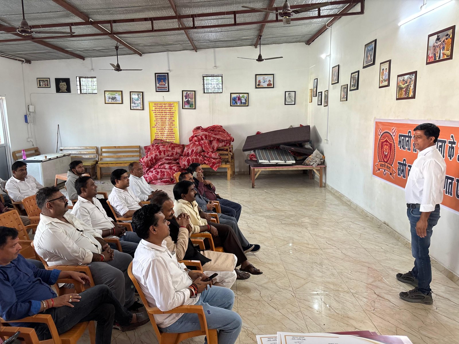 प्रथम स्थापना दिवस पर साथियो को संघ के बारे में समझाते हुए